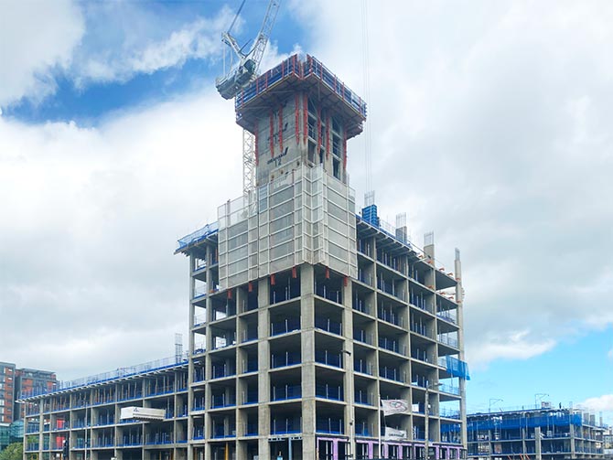 Temporary edge protection for concrete constructions