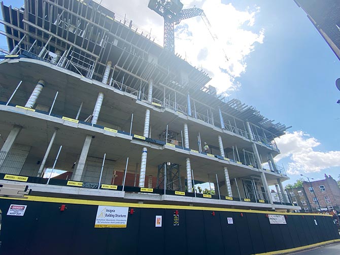 Temporary edge protection for concrete constructions